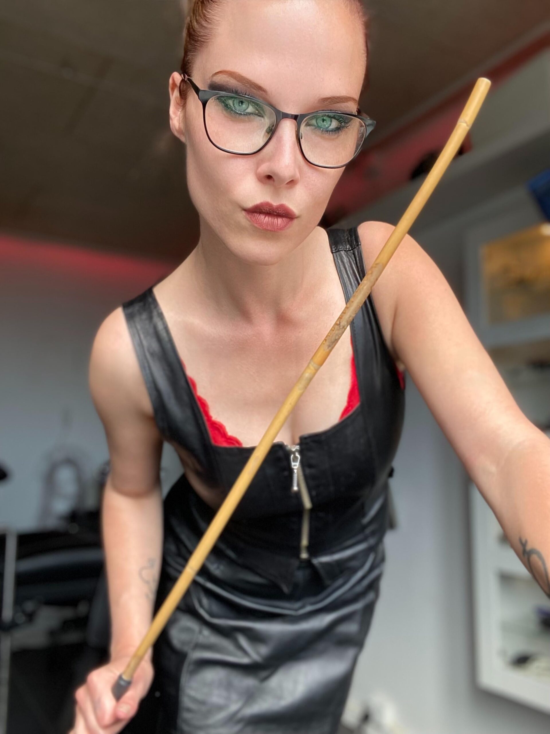 HVIDOVRE IDAG D.22 OG IMORGEN D.23 AUGUST! ✨ Én Besked Kan Åbne Døren OG Gøre en Fantasi til en Oplevelse. Tør Du Sende den? 🖤
